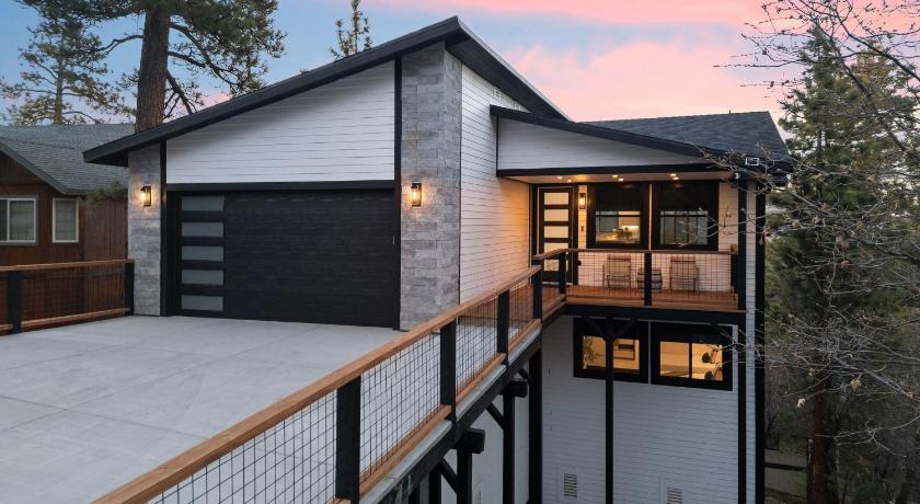 Modern Lodge Near Lake Village Snow Summit Game Room Decks Firepit Views