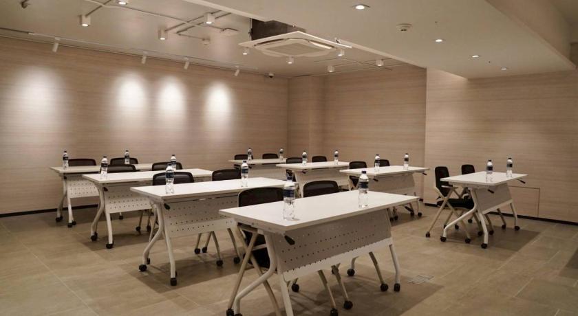 Bangkok Viewplace Hotel & Residence  3-Star Hotel pool