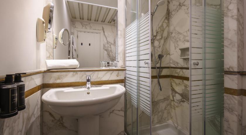 Image of Standard Twin or King Room 6