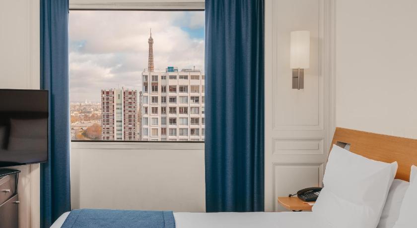 Image of Junior Suite with One Queen Bed and Sofa 2