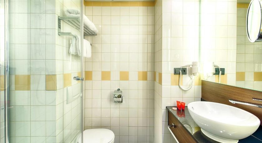 Image of Superior Room with 1 Twin Bed, 2 Single Beds 5