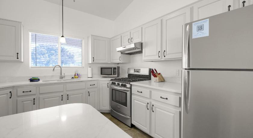 Near Zion Remodeled 4BR Sleeps 10 Patio