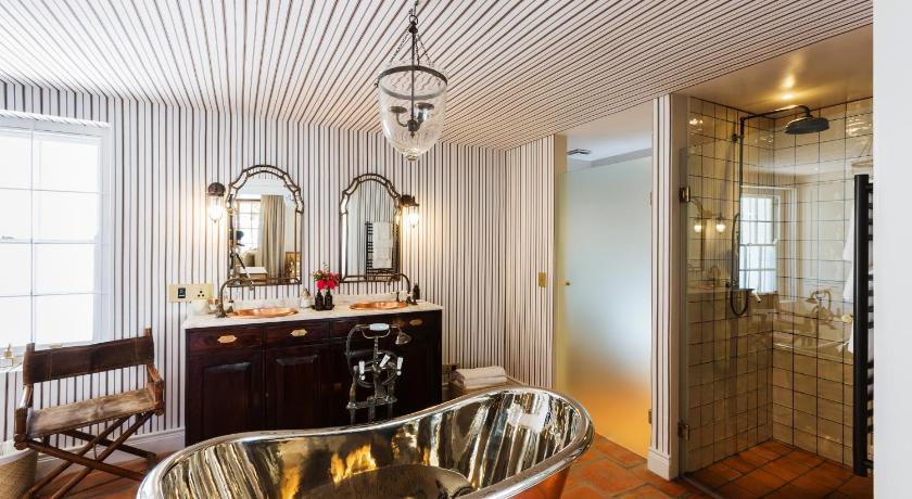 Image of Deluxe King Suite 2