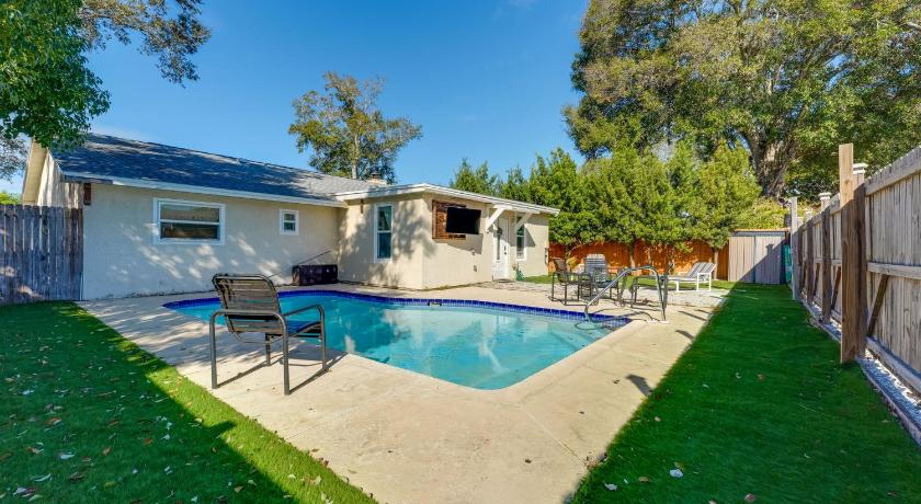 Near Fishing: Palm Harbor Studio w/ Pool Access!