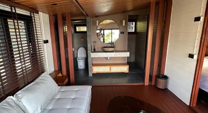 Image of Queen Suite with Sea View 7