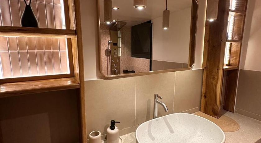 Image of Queen Suite with Sea View 12