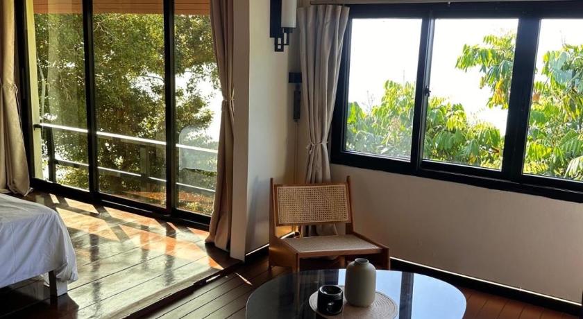 Image of Queen Suite with Sea View 4