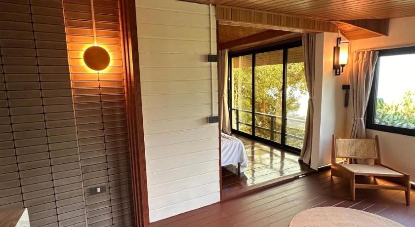Image of Queen Suite with Sea View 5