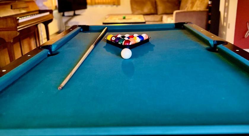 4-bedroom family villa, bath tub, billiards, piano, and fun board games