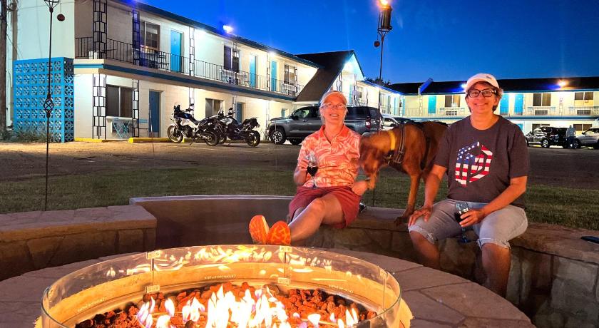 투컴캐리 (NM) Roadrunner Lodge Motel 숙소 외관