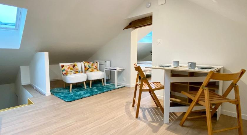 Charmant studio neuf sous les toits