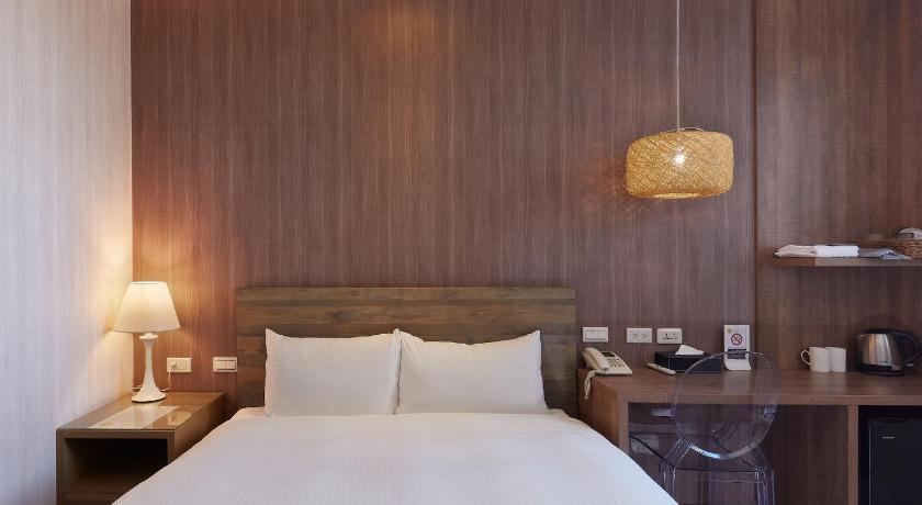 Image of Deluxe Double Room with Bathtub 5