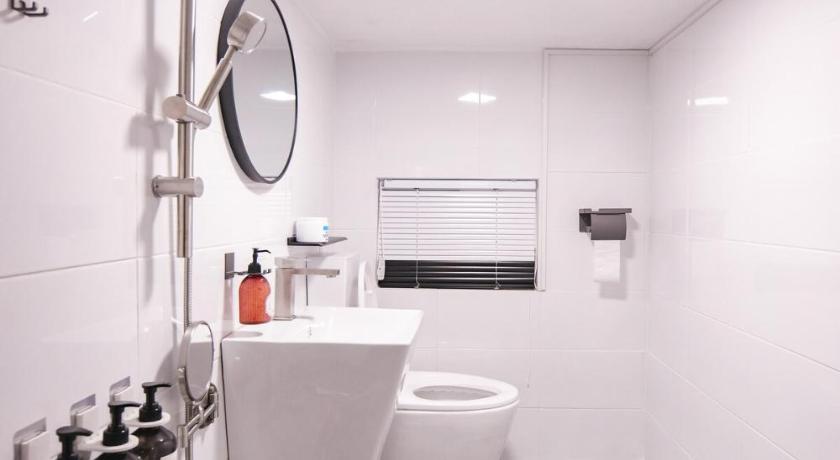 Seoul hongdea Station area 5-minute walk World Cup Stadium Itaewon 15 minutes 명동20분 3-Star Accommodation room