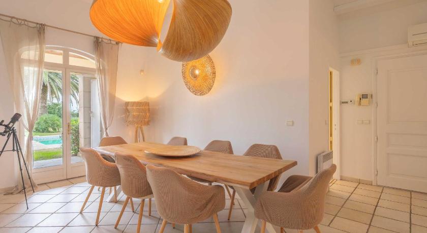Spacious Villa with Pool & A-C for 8 - Sea View - image 7