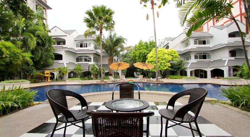 パタヤ Pooh Beach Resort & Spa 5つ星 ホテル プール