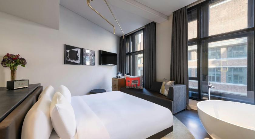 Image of Superior Suite, Large King Room with Bathtub 9