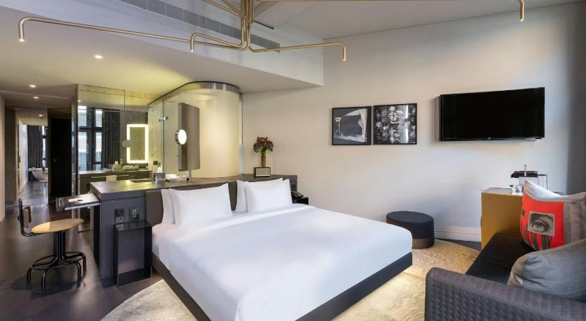 Image of Superior Suite, Large King Room with Bathtub 13