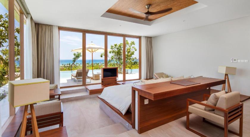 a living room filled with furniture and a large window, FLC Luxury Resort Quy Nhon in Quy Nhon (Binh Dinh)