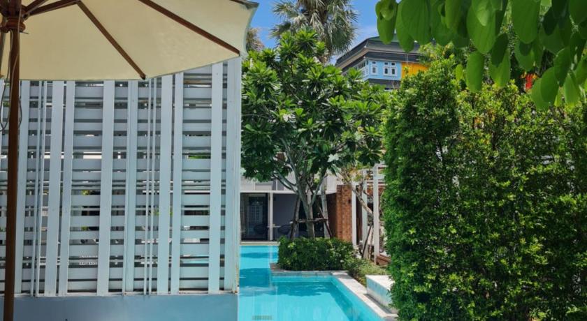 Image of Deluxe Room with Pool Access 4