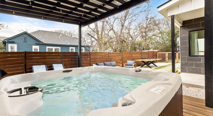 オースティン Austin Ember House with Hot Tub & Pit 2つ星 宿泊施設 レストラン