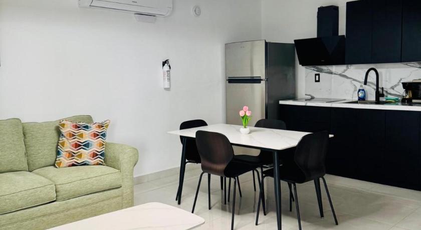 Sleeps 6 Luxe 2BR Apt Prime Location Free Parking