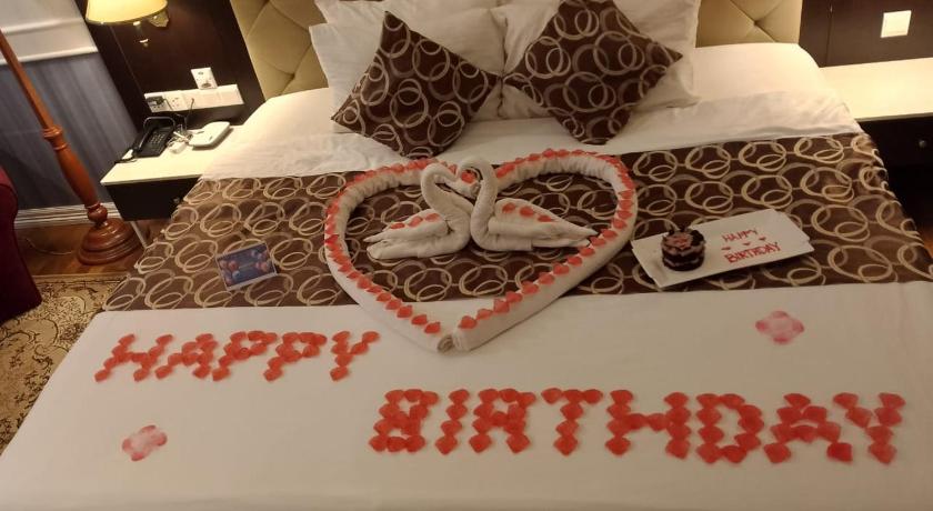 Immagine di Pines King Celebratory Room (Decorated Occasion) 6