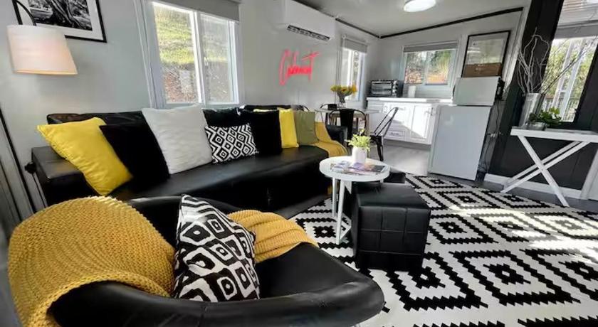 CABERNET, a 2-Bed cosy cabin, close to the centre of Heathcote