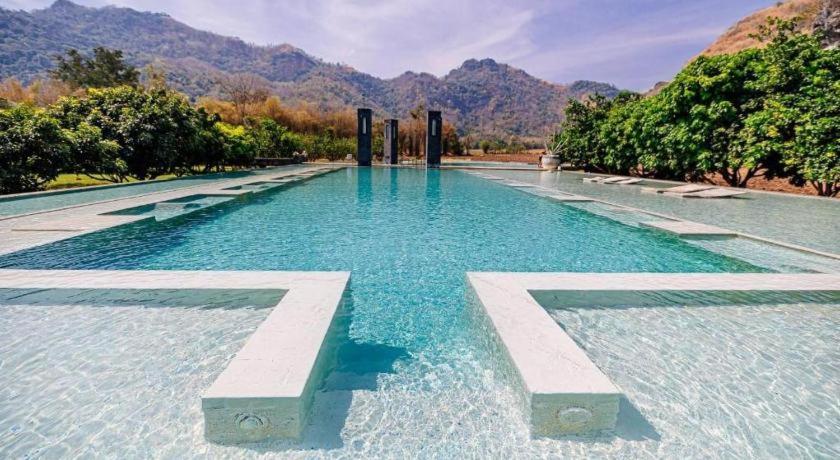 Uthai Thani Avartarn Miracles Hotel 5-Star Hotel lobby