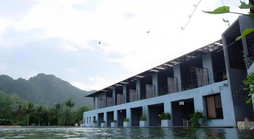 Uthai Thani Avartarn Miracles Hotel 5-Star Hotel pool