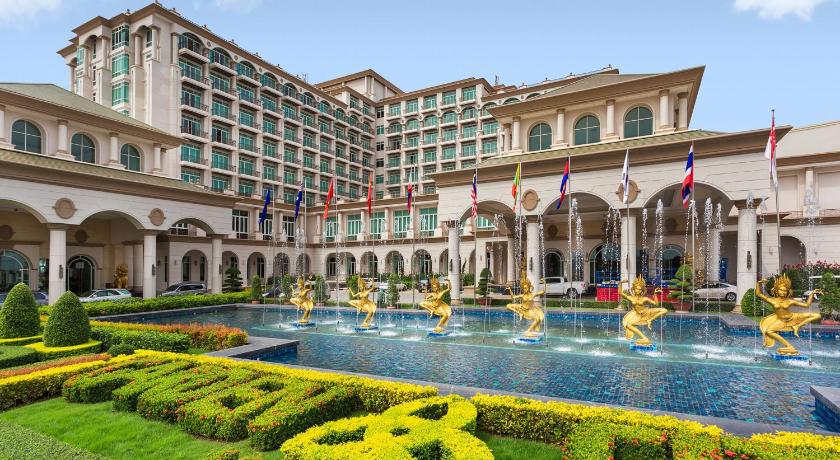 a large building with a fountain in the middle of it, Garden City Hotel in Phnom Penh