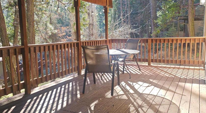 롱반 The Cozy Knotty Pine Enchantment Retreat 4성급 숙소 레스토랑