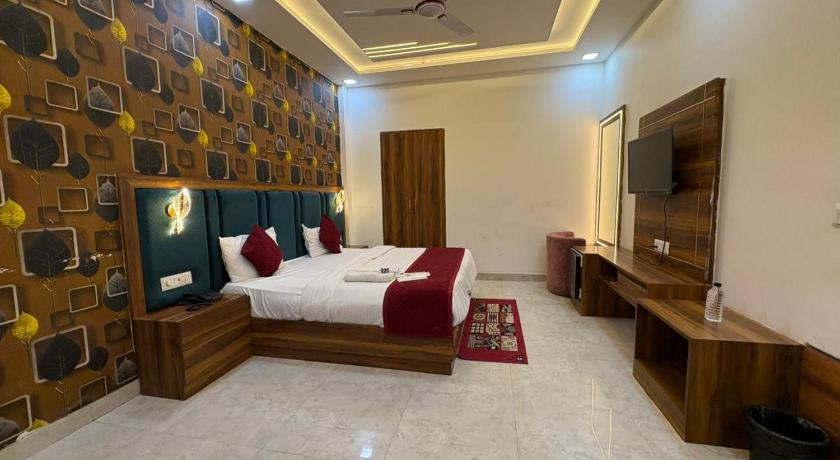 Deluxe Room (2 Adults + 1 Child)