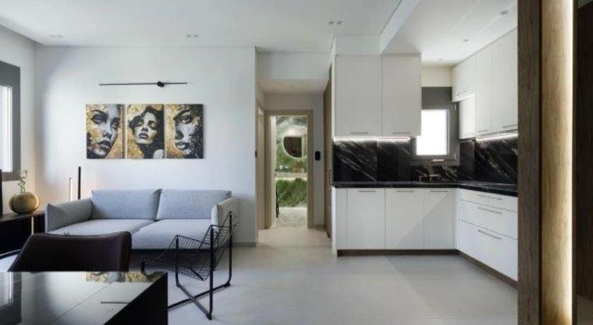 Plaza Luxury Suite, 2' from Metro, 5' from Piraeus
