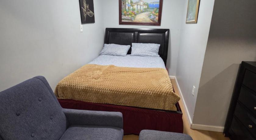 어빙턴 (NJ) Newly renovated 1 room in a 3-bedroom apartment with private toilet ands bathroom 숙소 객실