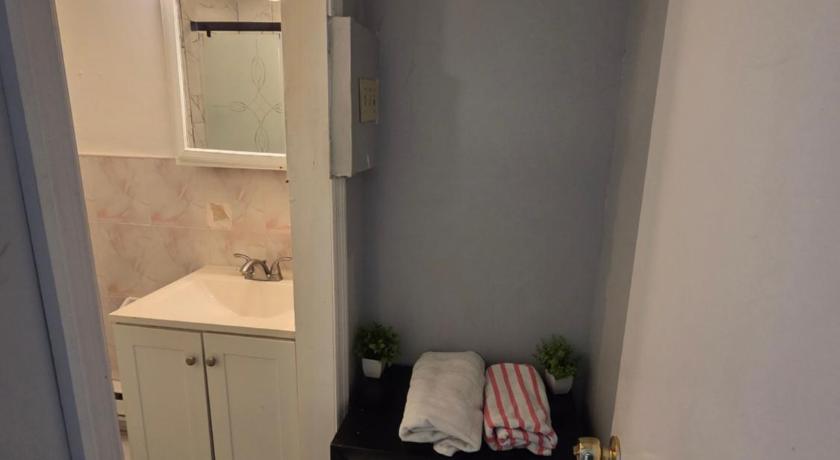 어빙턴 (NJ) Newly renovated 1 room in a 3-bedroom apartment with private toilet ands bathroom 숙소 수영장