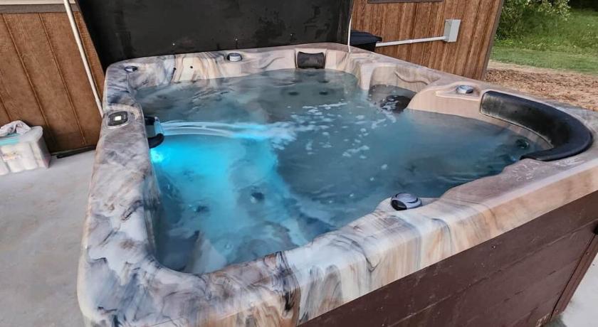 Sullivan Prairieview Cabin - with Hot Tub 3-Star Accommodation pool