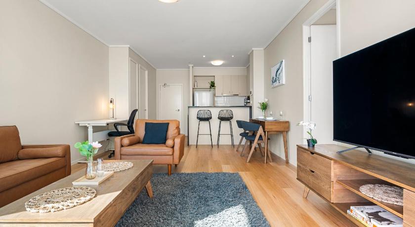 Super Central Apt with Parking, Tennis, Pool & Gym