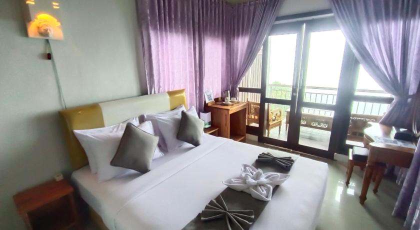 Image of Deluxe Double Room with Bath 6