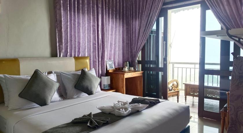 Image of Deluxe Double Room with Bath 5