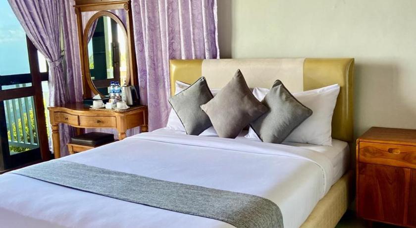 Image of Deluxe Double Room with Bath 11