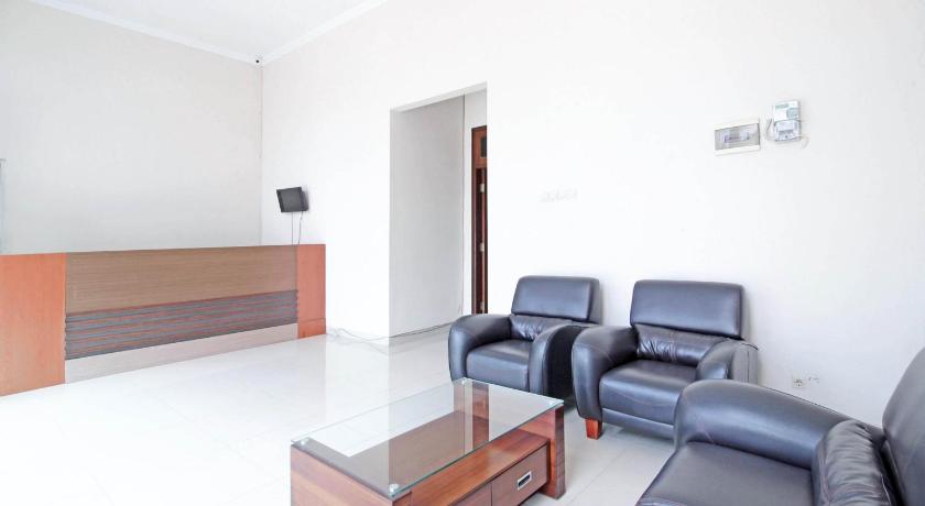 RedDoorz near Hartono Mall 3 - image 4