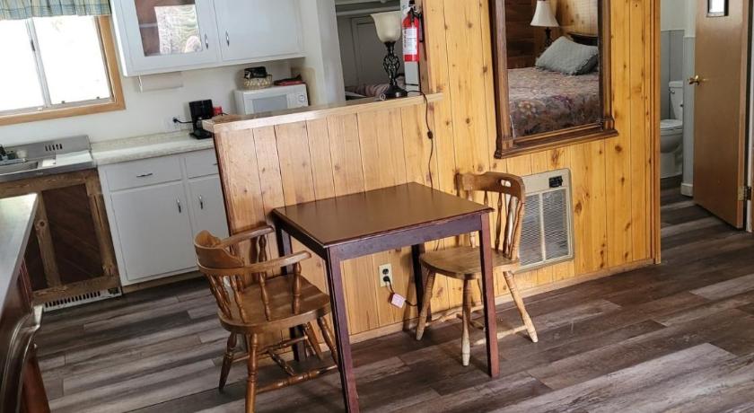 Image of Deluxe Queen Suite 0