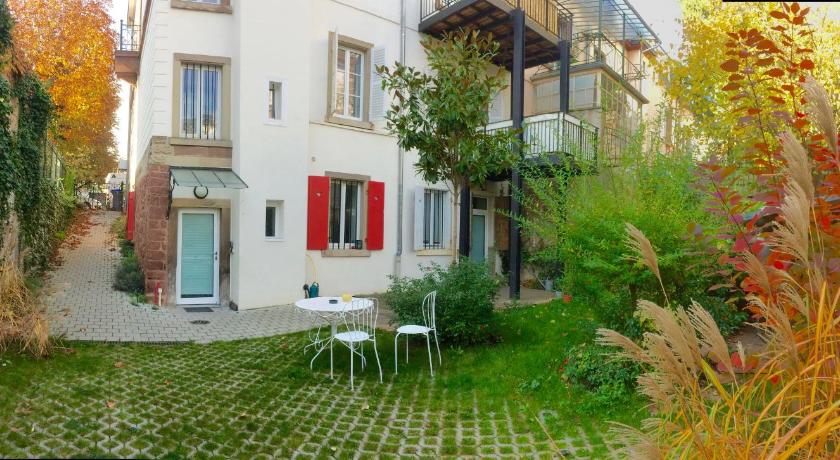 Villa Schiller, 2 studios cote jardin - quartier Orangerie — Hotel in Strasbourg