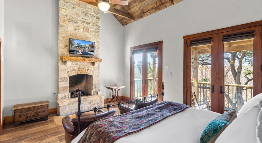Fredericksburg Blacksmith Quarters on Barons Creek Accommodation suite