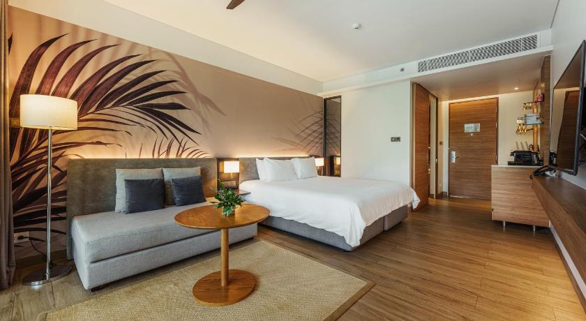 Image of Junior Suite Pool View 4