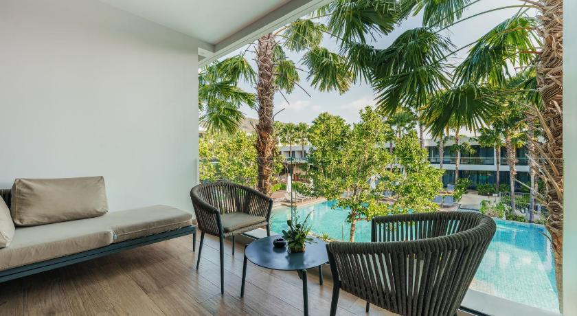 Image of Junior Suite Pool View 9
