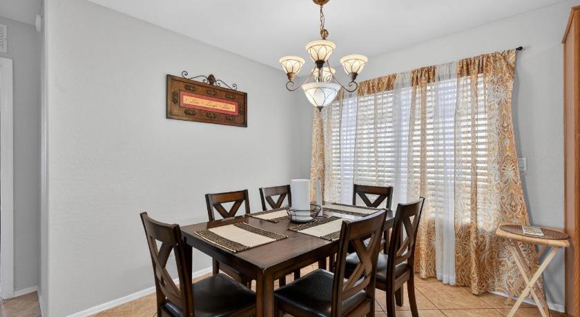 마리코파 (AZ) Spacious 3BR Home Patio Grill Sleeps 6 DT 4성급 숙소 레스토랑