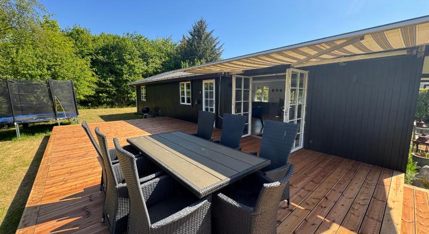 Foto di Renoveret sommerhus nær fjord - Stor terrasse, have & plads til 7 gæster - Prenotazione scontata Agoda