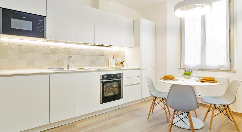 Riva RealEstate - Lake Central Suite