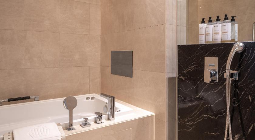 Image of Crown Park Suite with Private Terrace & Hot tub & Surround view (Highest Floor) 10